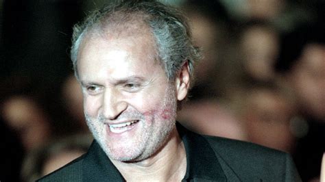 Gianni Versace, la storia di un designer entrato nel mito a 27 anni .